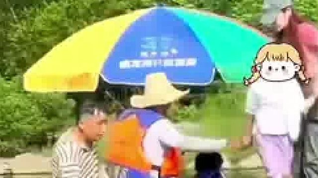 女孩不慎掉进河里，小伙丢下狗跑去救人，筏工该出手时就出手见义勇为！