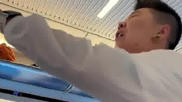 高铁上有孩子一路吵闹，乘务员多次提醒无效，乘客挺身而出