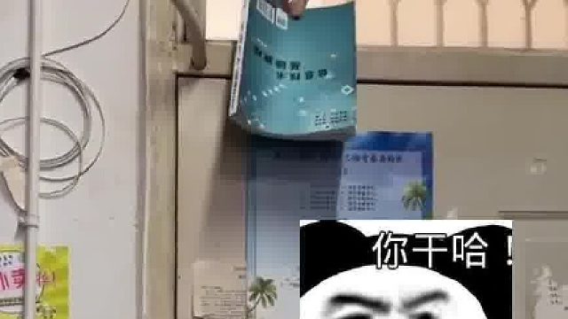 没带宿舍钥匙怎么办？这个技能终究是传承下来了…网友：这锁质量不怎么样，办法总比困难多