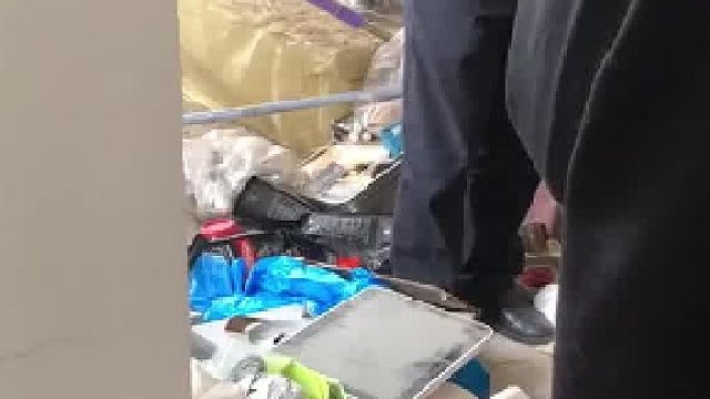 空置12年的房子三年没去看开锁后发现不知被谁当仓库物业：会配合警方调查附近租住户