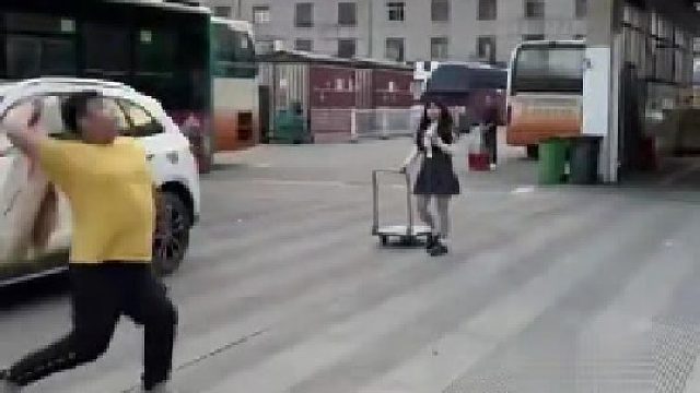 航拍到处飞，男子认为飞到自己家遭到侵犯，直接用衣服将其击落……