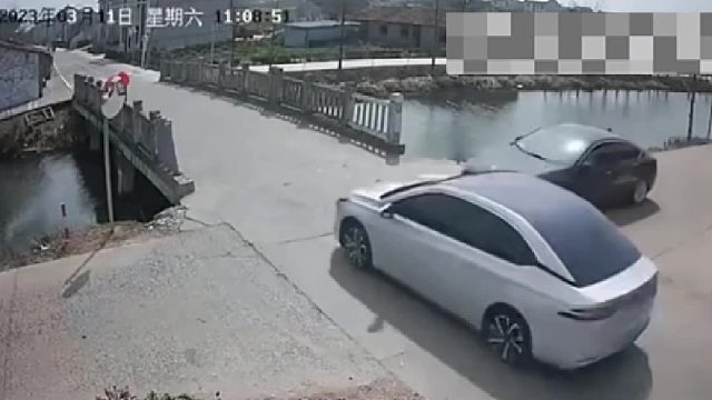 俩车十字路口均未减速撞了，黑车司机随后的行为 值得点赞！