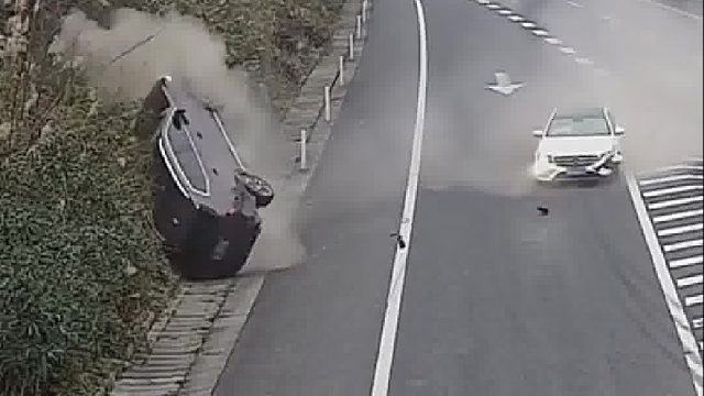 黑车竟在高速上突然变道，这下遭殃了还得负全责！