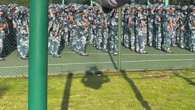 小伙苦练单杠10年，终于如愿以偿成为了全场中最靓的仔