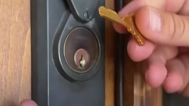 简直就是太神奇了，男子这波神操作，阻止入室盗窃