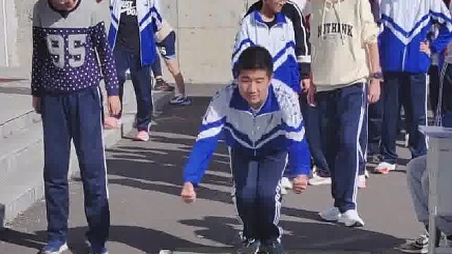 这一看就是属于成绩特别好的学生，基本上课间除了上厕所不会离开座位，一直埋头做题