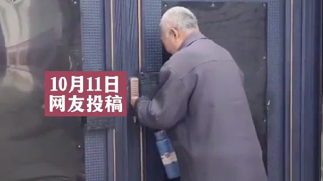 老人称自己浑身疼站不住想进“大衣哥”家里坐会儿 被“大衣哥”婉拒后仍不依不饶敲打大门 网友：这还拉个行李箱是打算长住吗？