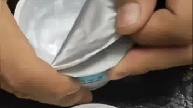 男子买简爱酸奶，打开一看一尝里面是纯水，男子 -离了大谱