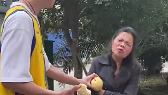 男生打篮球很晚才回来，第2天买水果讨好宿管阿姨，这个场面真的很像哄生气的女朋友