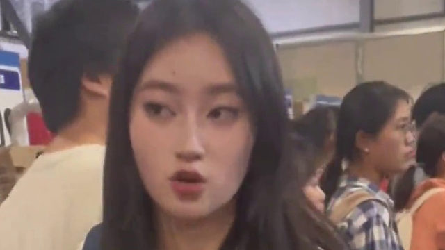 为了省自行车的组装费，女生决定自己动手，后来发现：这钱就该组装师傅赚