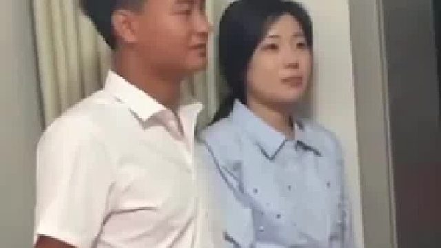 喜公公喜婆婆抱着娃娃扭起来....