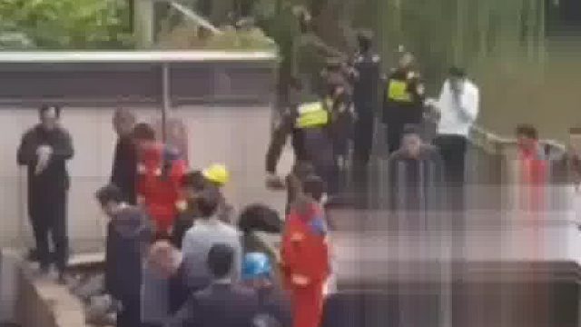 南京一高档小区业主挖地下室，导致河道塌陷，河水倒灌…