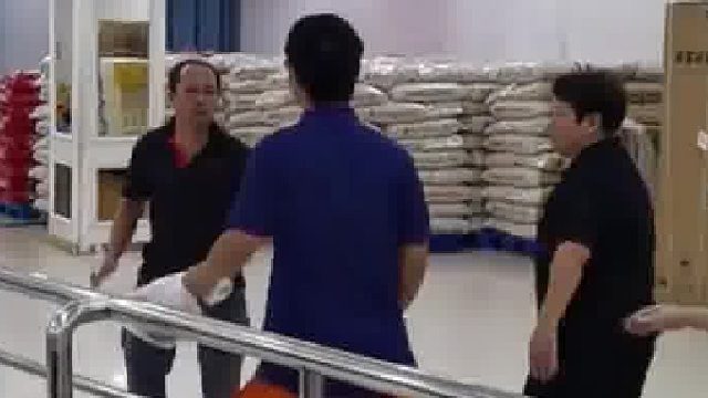 我买了单凭什么给你小票，小伙在超市买单后出闸口，拒给工作人员小票起冲突