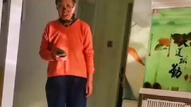 婆婆饿了让儿媳做龙虾吃....