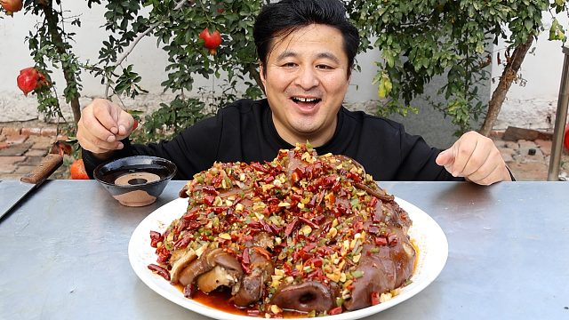 120元买一个大猪头，做个“霸王猪头”，呼了3个小时，又香又糯