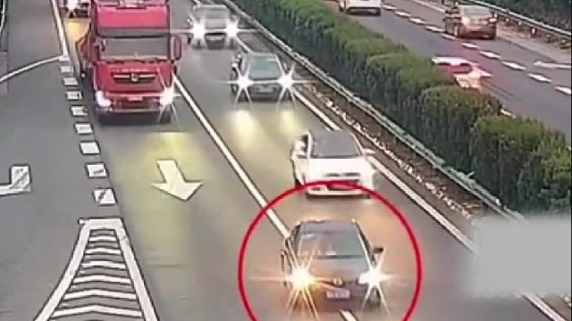 小车错过服务区随意变道，大货车刹不住径直撞上！