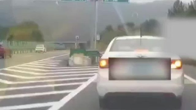 小车高速匝道停车看路牌，致后方4车追尾后离开！