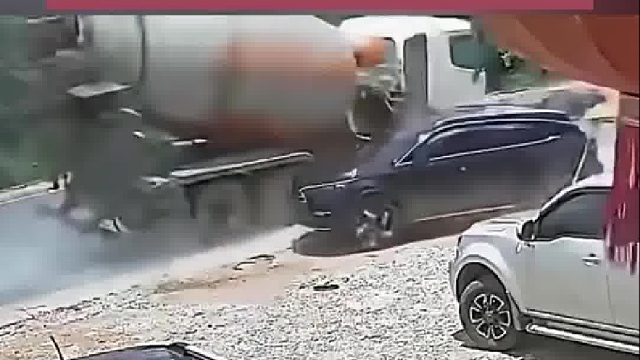 转弯不要和直行车辆抢行，更不要和大型车辆抢行！