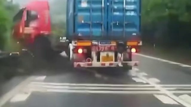 大车发现前方拥堵紧急刹车车辆失控！