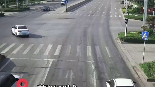 又是闯出来的车毁人伤！