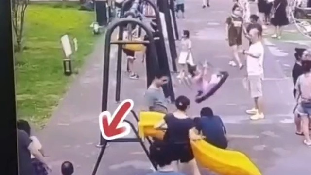公园内女童突然跑开，不料被晃动的秋千撞飞