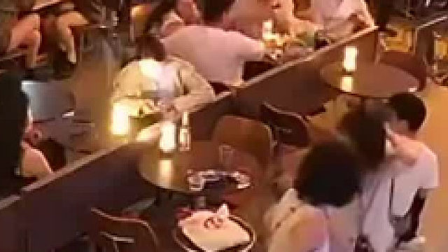 女子在音乐酒吧休闲遭陌生男人骚扰