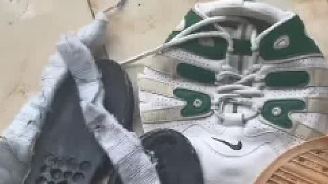 网友偷懒用洗衣机洗鞋子，结果洗得“太干净”，底是底帮是帮