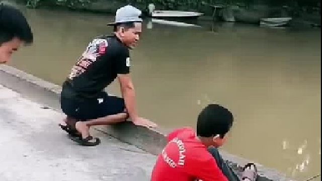 我跟你说，这条鱼绝对10斤以上，不信打赌