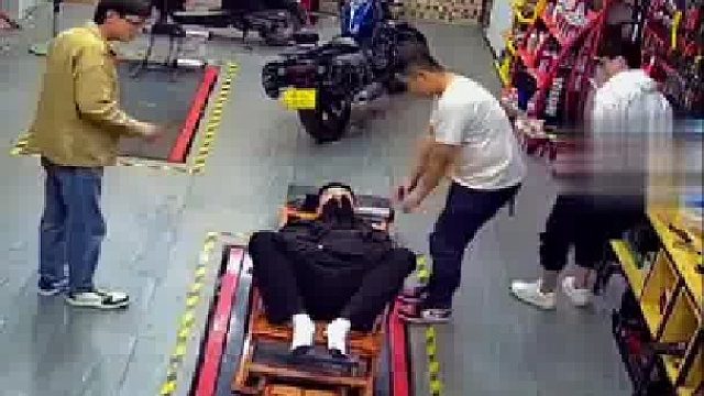 男子在摇摇椅熟睡，被兄弟几个连椅带人抬到高处....