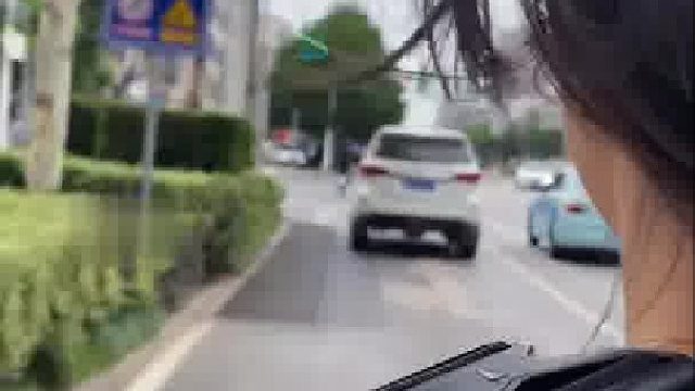 女生记录自己坚持骑电动车载闺蜜，到后来闺蜜开保时捷载她。