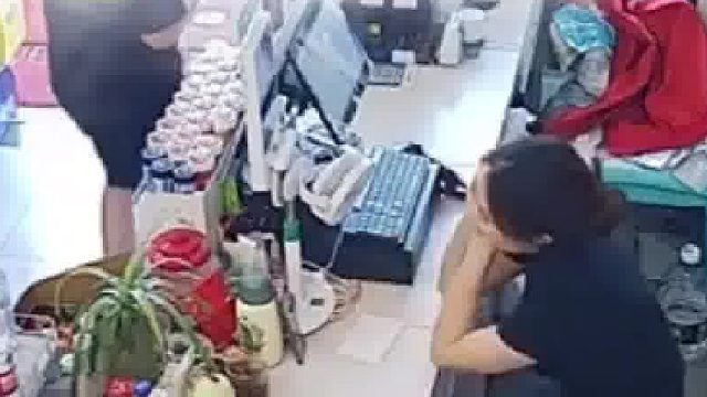 老板娘看店时，遇到一小伙搭讪要联系方式。老板娘：我有老公有小孩，加我干啥？