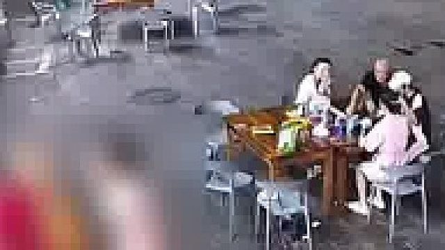 女顾客多次搂抱烧烤店老板，老板娘淡定烧烤，网友：老板娘有格局！只合作，不谈感情