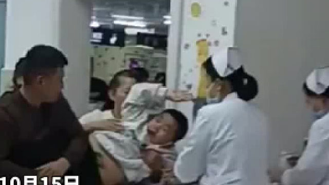 “救命，它这个针有电”，小男孩打针被围观