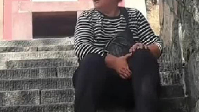 大姐爬泰山爬得“嚎啕大哭”