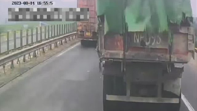 路怒“上头”恶意别油罐车！