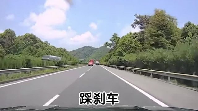 女子把油门当刹车加速冲出路面，丈夫狂喊“踩刹车"