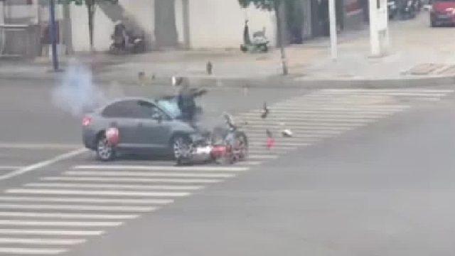 闯红灯遇上抢黄灯关键时刻头盔救命！