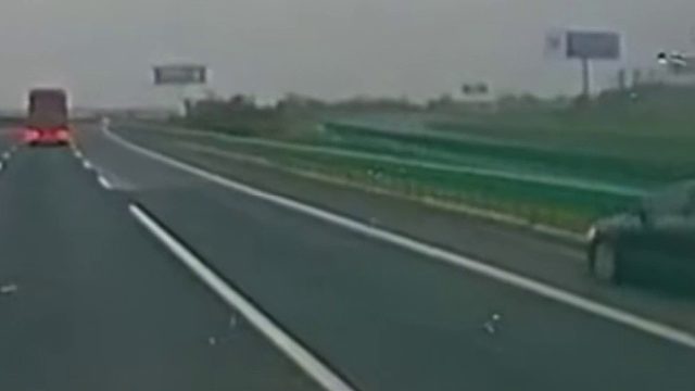 一小车疲劳驾驶车辆失控，大货车避让不及发生交通事故！