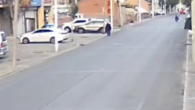 ”瞻前“不”顾后“！盲目倒车酿事故