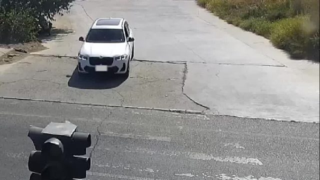 男子边骑电动车边玩手机一头撞上前方轿车不仅受伤还要负全责!