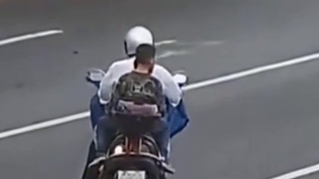 电动车逆行两车差点对头相撞女子躲避时头朝地摔倒！