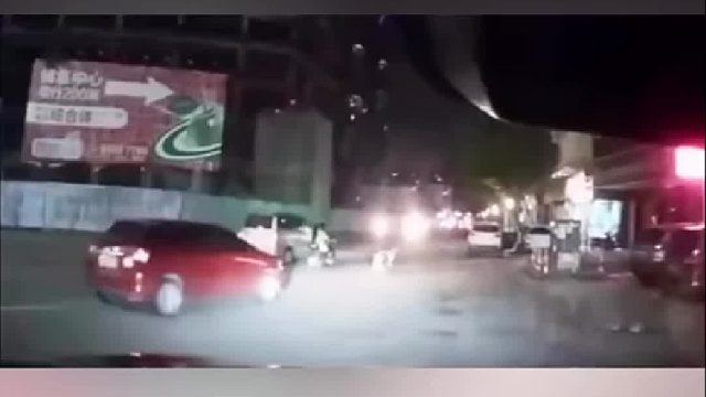 刚拿到驾照18天的司机上路错把油门当刹车在！