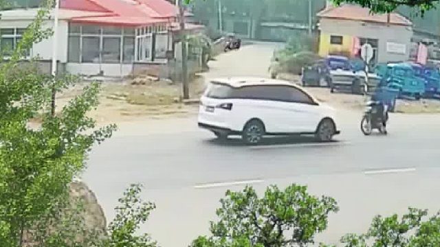 监控下拍到的一幕！