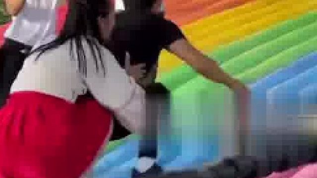 高手巅峰对决，网红摇摆桥上的较量，你在这样的桥上能坚持多久？