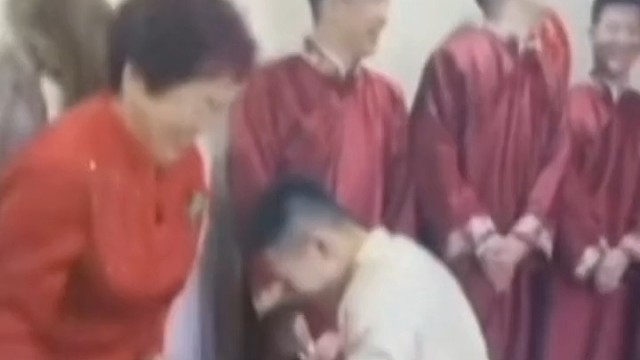 女儿结婚现场，妈妈太紧张逗笑全场！！
