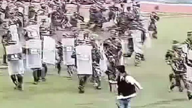 高校军训现场摄影师的反应亮了