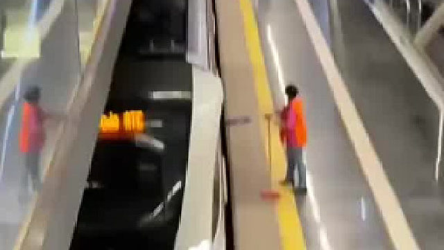 雨伞被地铁门夹住拔不出来 这么开走真没关系吗