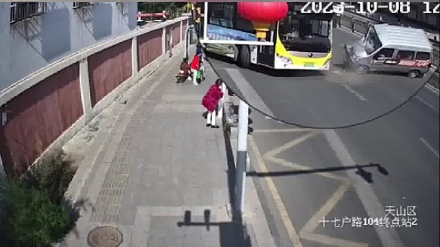 公交车驾驶人出站时未仔细观察并未礼让直行车辆先行！