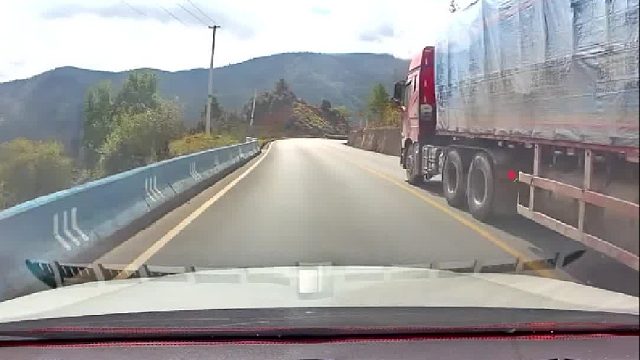 小车超过大货车发生侧翻！