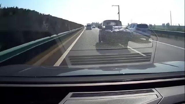 司机设定自适应巡航驾驶模式，车辆径自撞向前方行驶小货车！